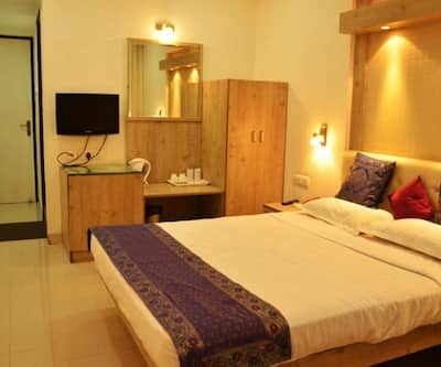 https://imgcld.yatra.com/ytimages/image/upload/t_hotel_yatra_city_desktop/v1444112434/Domestic Hotels/Hotels_Kanpur/Hotel Rass/IMPERIAL-ROOM.jpg